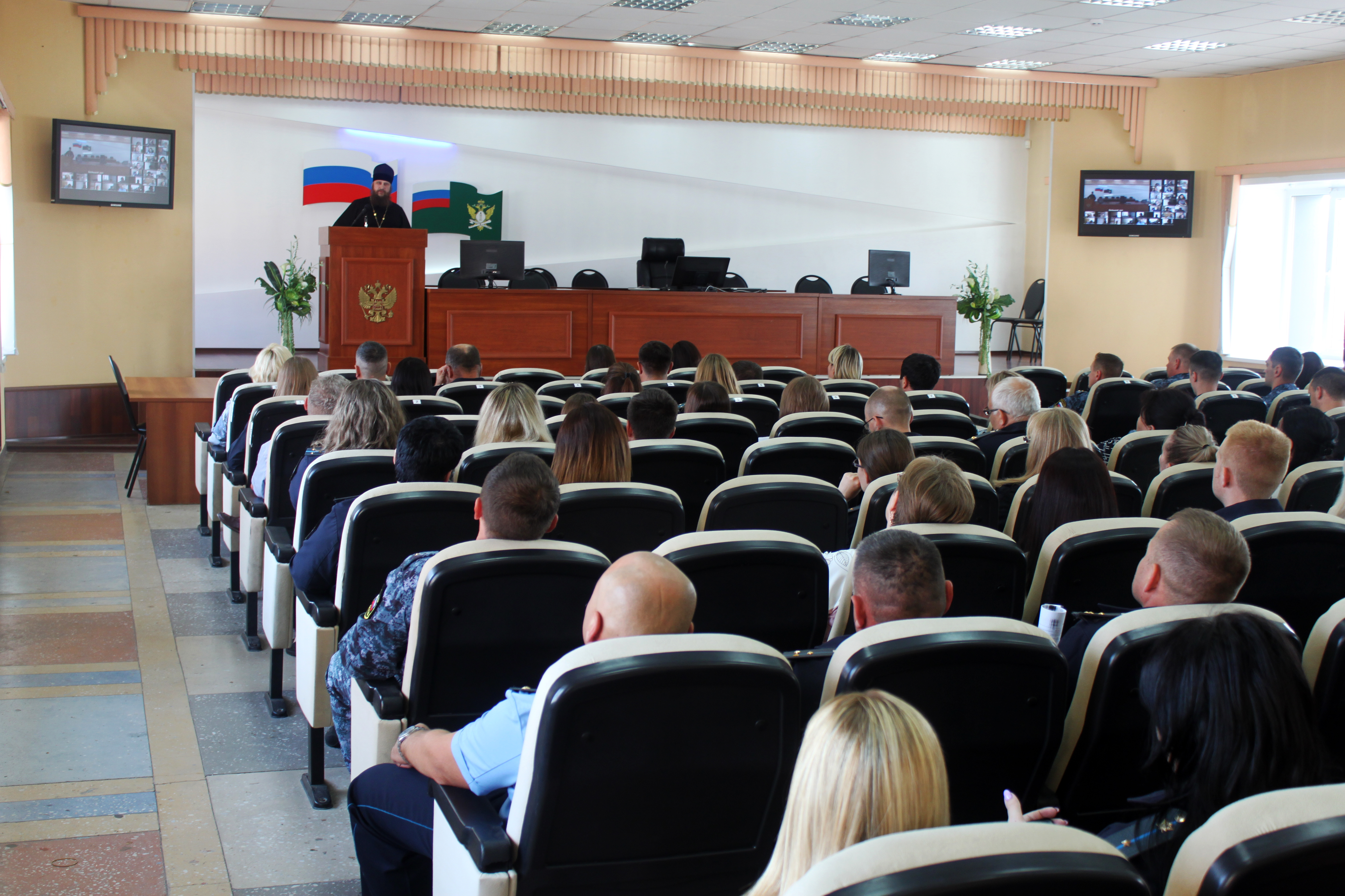 Представитель Барнаульской епархии рассказал судебным приставам о празднике Крещения Руси.