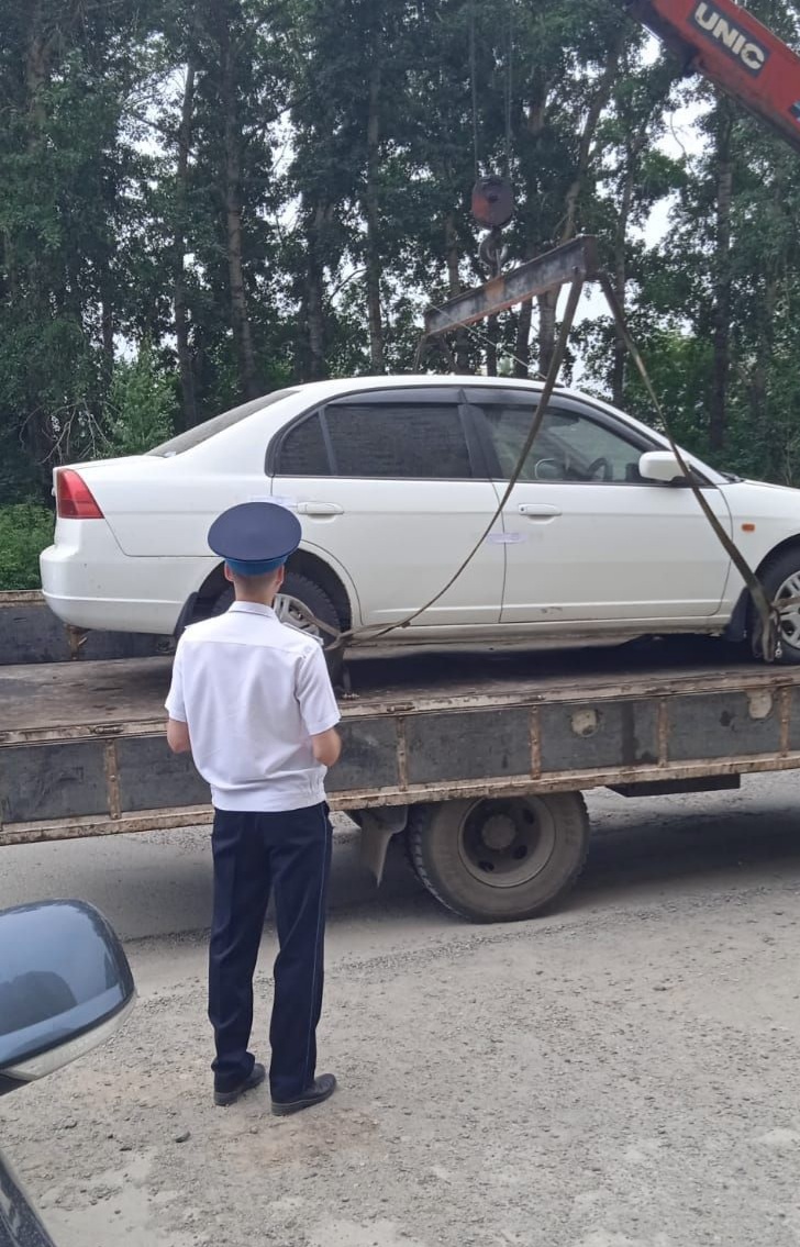 Судебными приставами найден автомобиль мошенника отбывающего наказание .