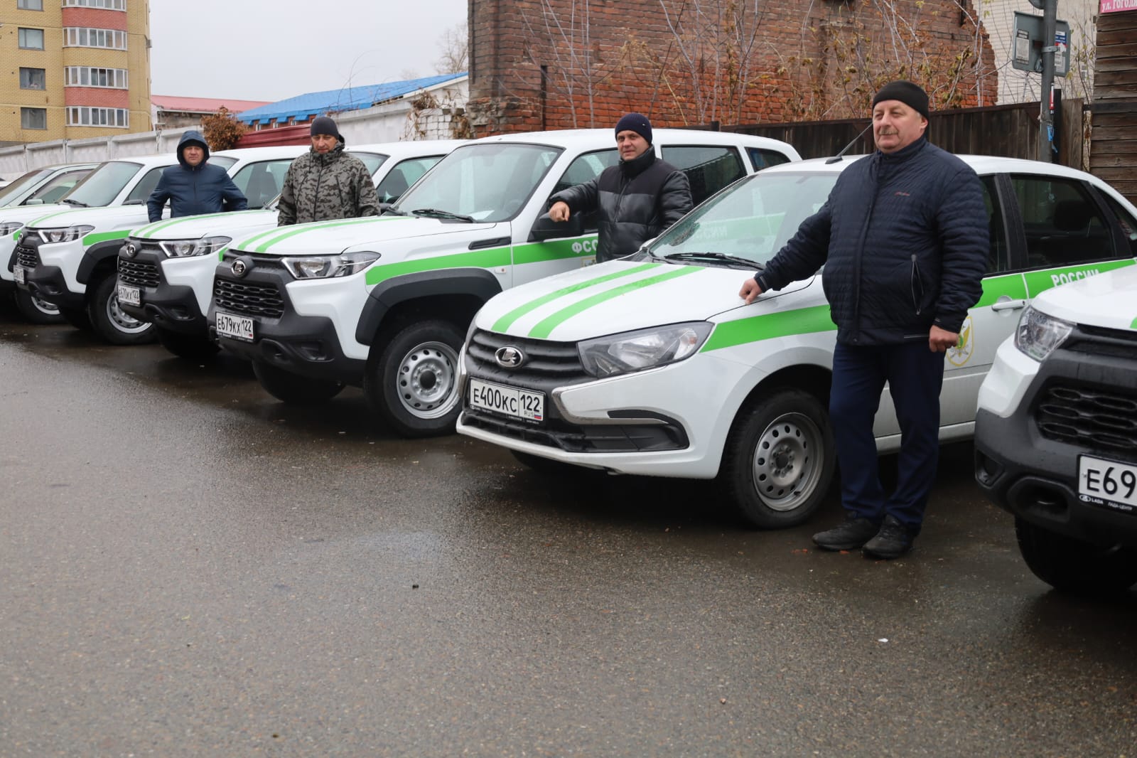 В преддверии Дня судебного пристава парк ГУФССП России по Алтайскому краю пополнился новыми автомобилями.