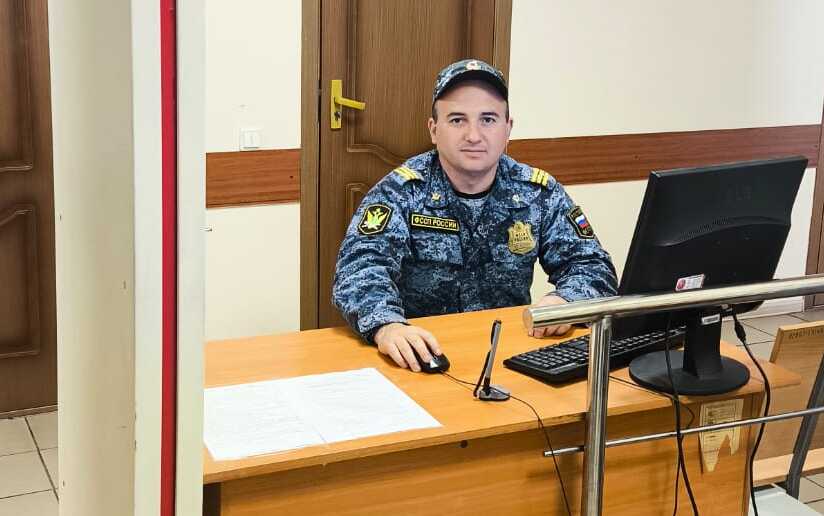 Судебный пристав оказал девушке неотложную помощь.