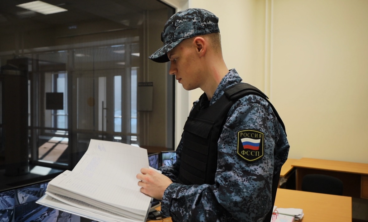 Должник за шкафом  пытался скрыться от судебного пристава.